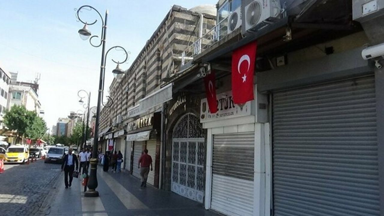 Son dakika... Terörün izlerinin silindiği Sur’da esnaf iş yerlerini Türk bayrakları ile donattı 4