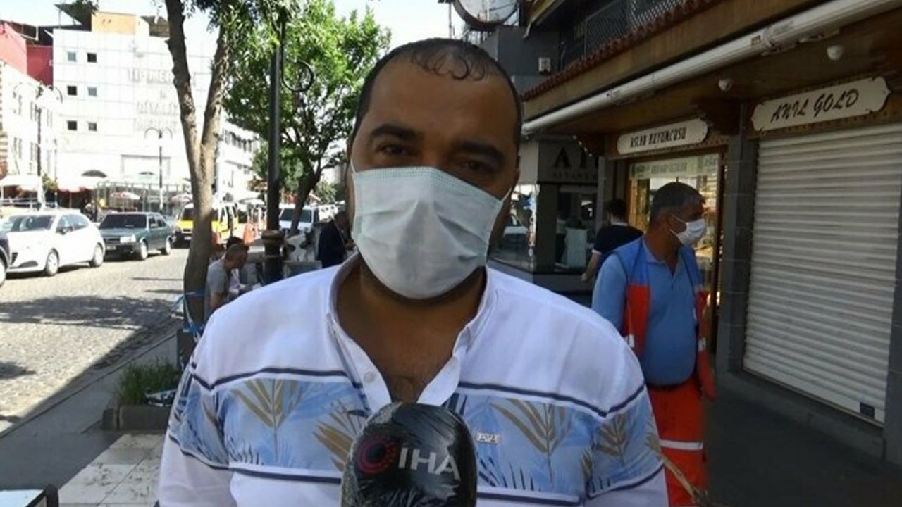 Son dakika... Terörün izlerinin silindiği Sur’da esnaf iş yerlerini Türk bayrakları ile donattı 5