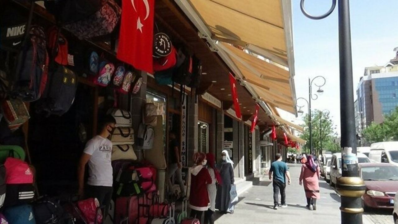 Son dakika... Terörün izlerinin silindiği Sur’da esnaf iş yerlerini Türk bayrakları ile donattı 7