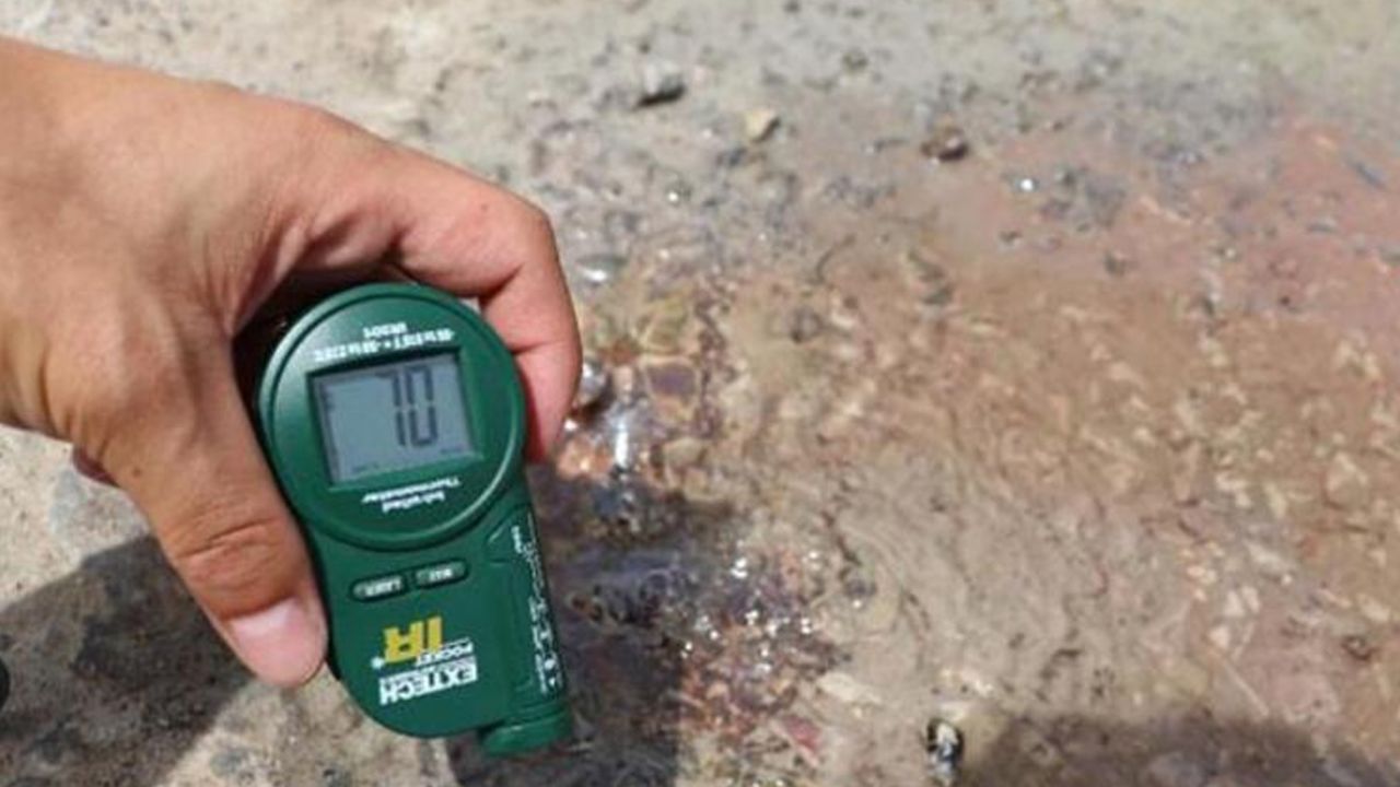 Son dakika... Karayolunun altından geçen sıcak su kaynağı asfaltı deldi 2