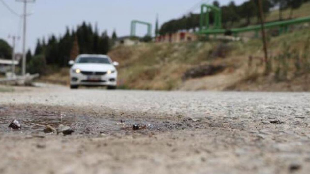 Son dakika... Karayolunun altından geçen sıcak su kaynağı asfaltı deldi 7