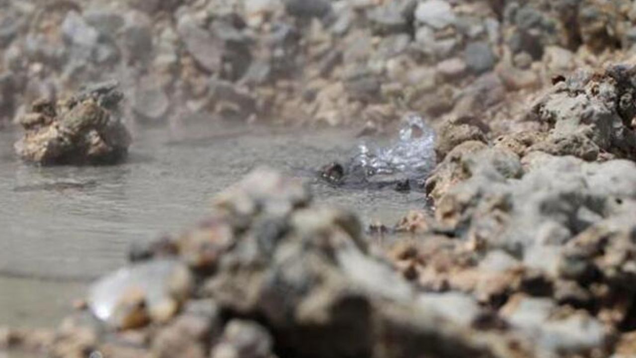 Son dakika... Karayolunun altından geçen sıcak su kaynağı asfaltı deldi 9