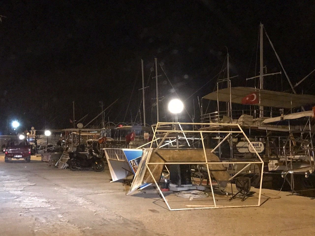 Antalya'yı fırtına vurdu! Ağaçlar devrildi, direkler yıkıldı! 6