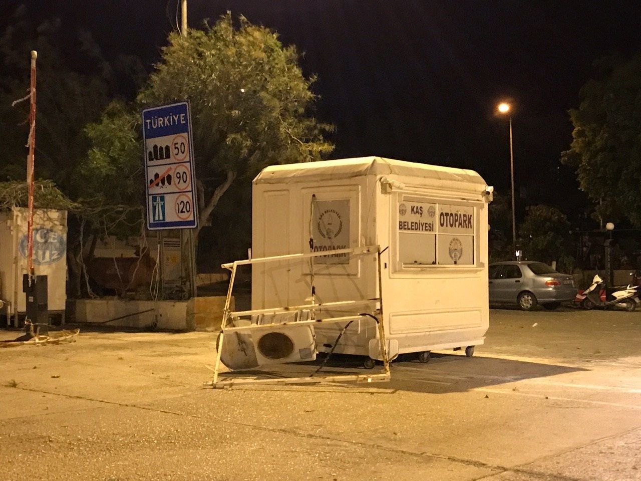 Antalya'yı fırtına vurdu! Ağaçlar devrildi, direkler yıkıldı! 7