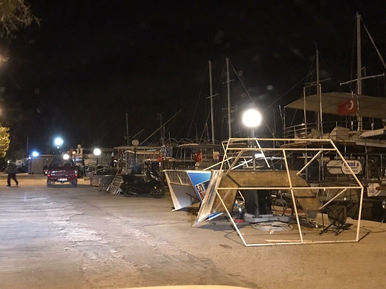 Antalya'yı fırtına vurdu! Ağaçlar devrildi, direkler yıkıldı! 8