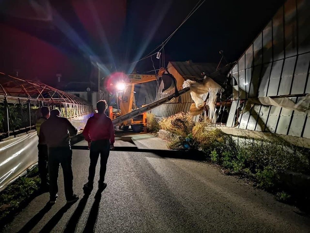 Antalya'yı fırtına vurdu! Ağaçlar devrildi, direkler yıkıldı! 11