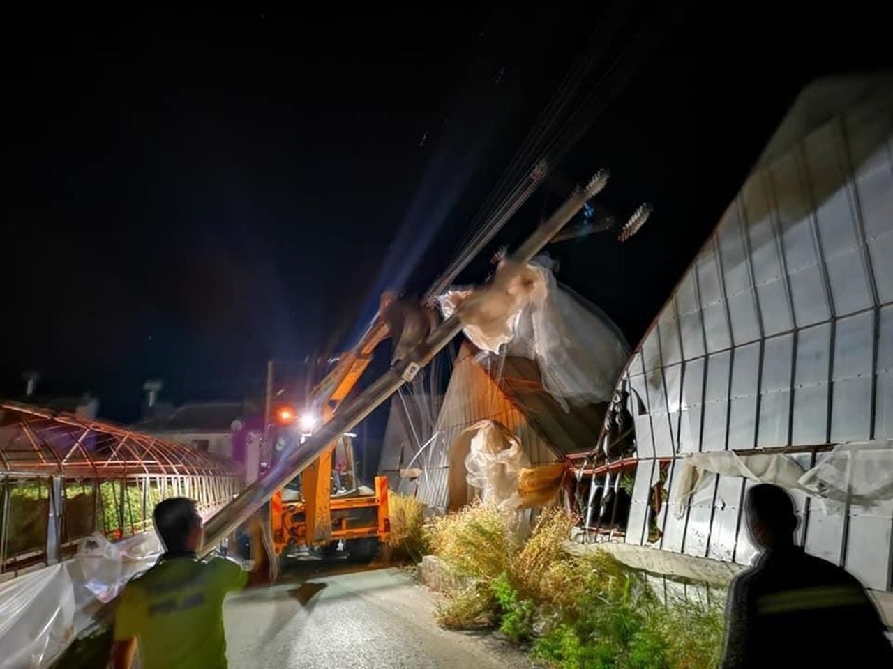 Antalya'yı fırtına vurdu! Ağaçlar devrildi, direkler yıkıldı! 12