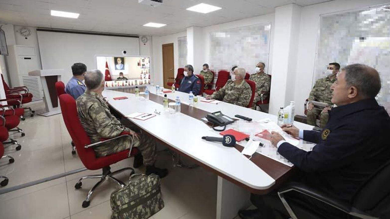 Son dakika... Bakan Akar ve TSK'nin komuta kademesinden sınır hattında bayram 12