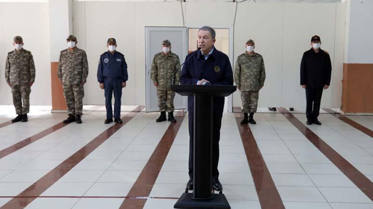 Son dakika... Bakan Akar ve TSK'nin komuta kademesinden sınır hattında bayram 2