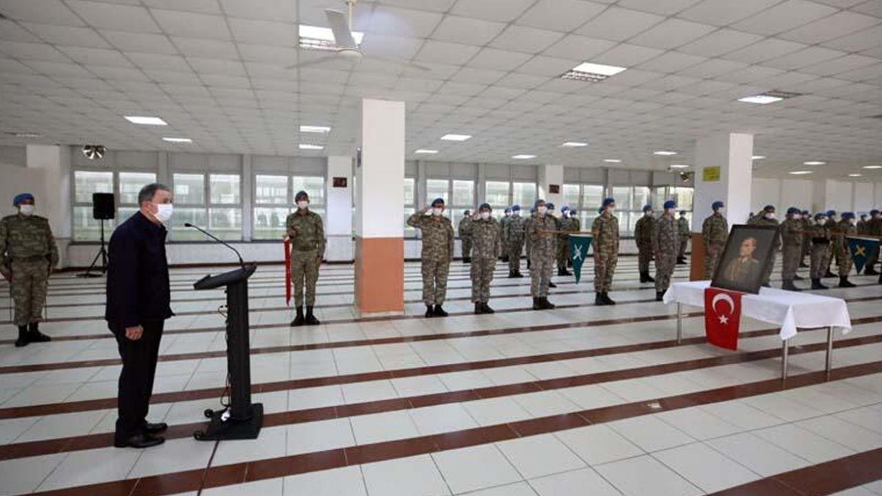 Son dakika... Bakan Akar ve TSK'nin komuta kademesinden sınır hattında bayram 3