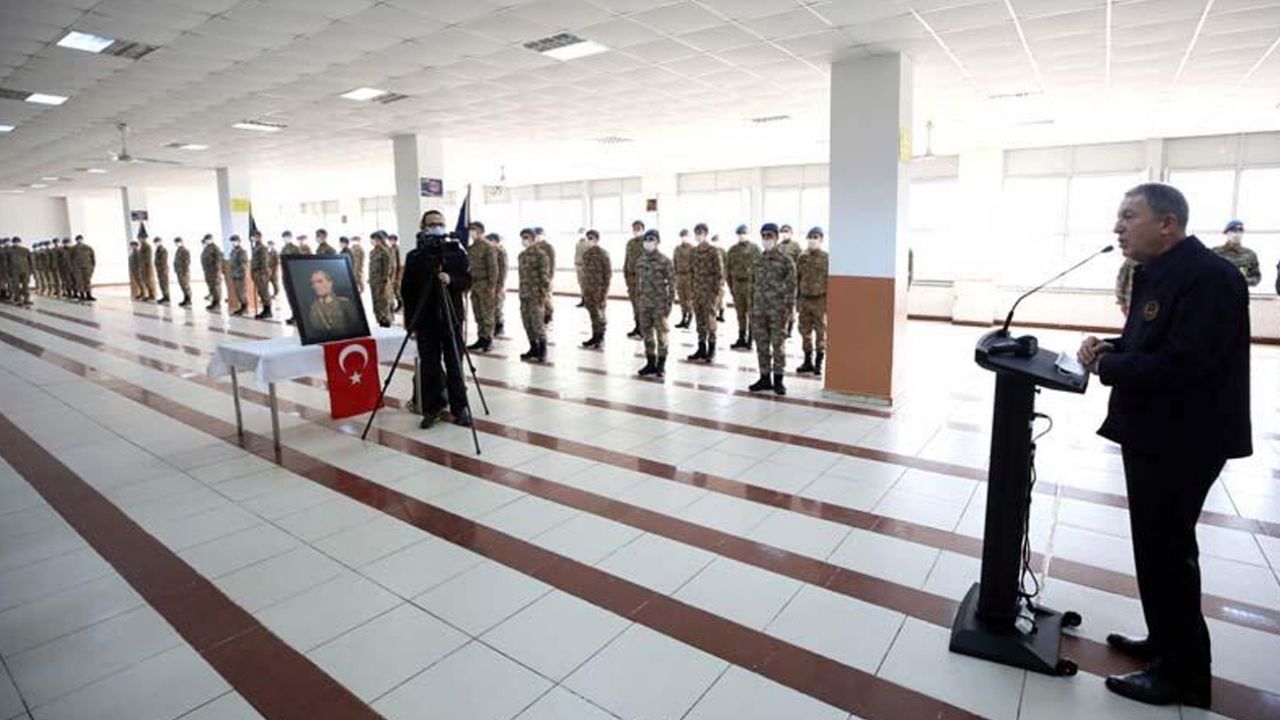 Son dakika... Bakan Akar ve TSK'nin komuta kademesinden sınır hattında bayram 5
