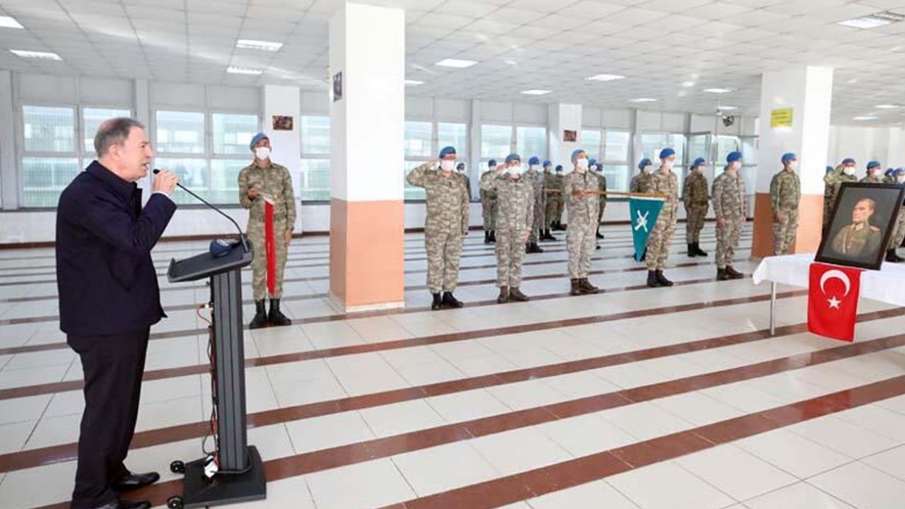 Son dakika... Bakan Akar ve TSK'nin komuta kademesinden sınır hattında bayram 6
