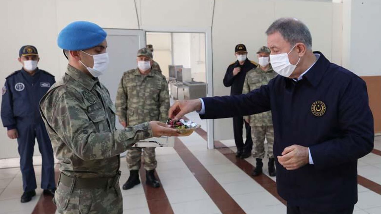 Son dakika... Bakan Akar ve TSK'nin komuta kademesinden sınır hattında bayram 7
