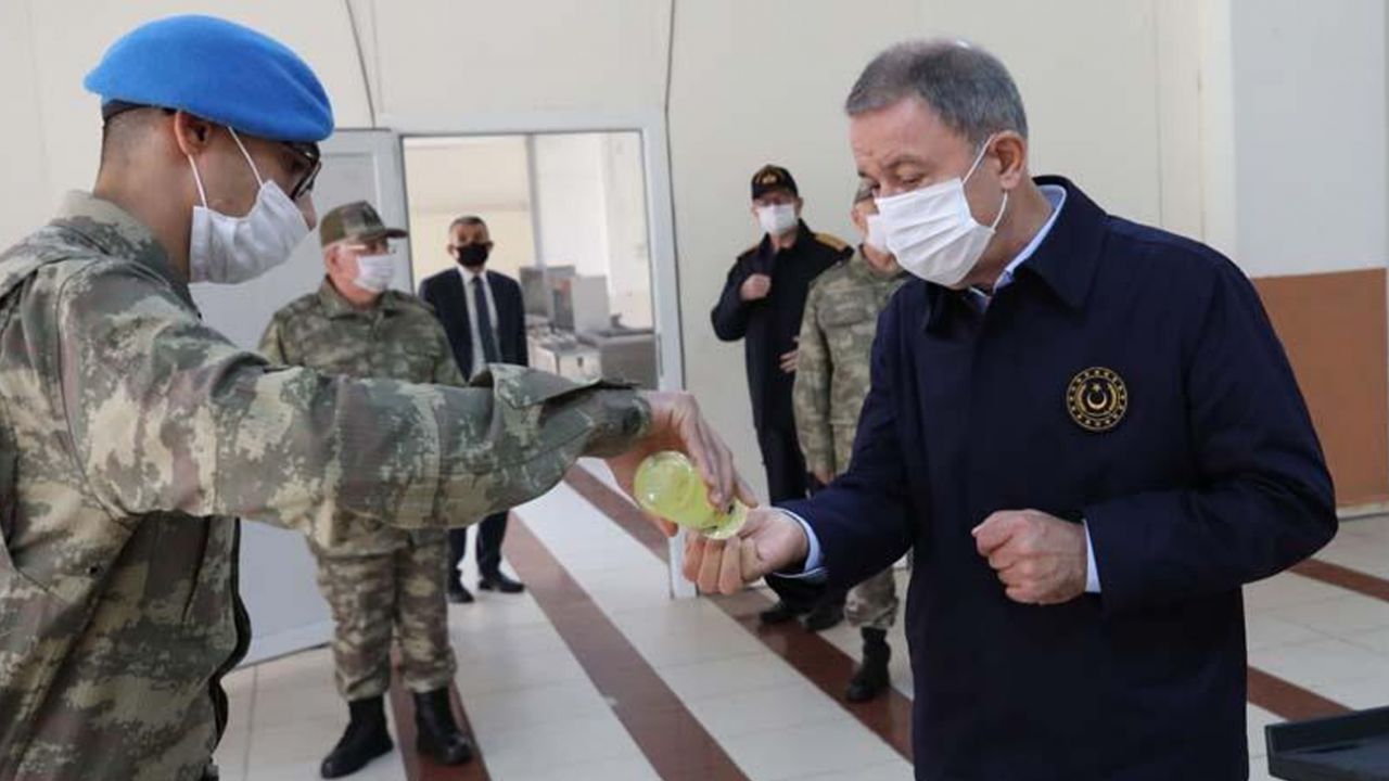 Son dakika... Bakan Akar ve TSK'nin komuta kademesinden sınır hattında bayram 8