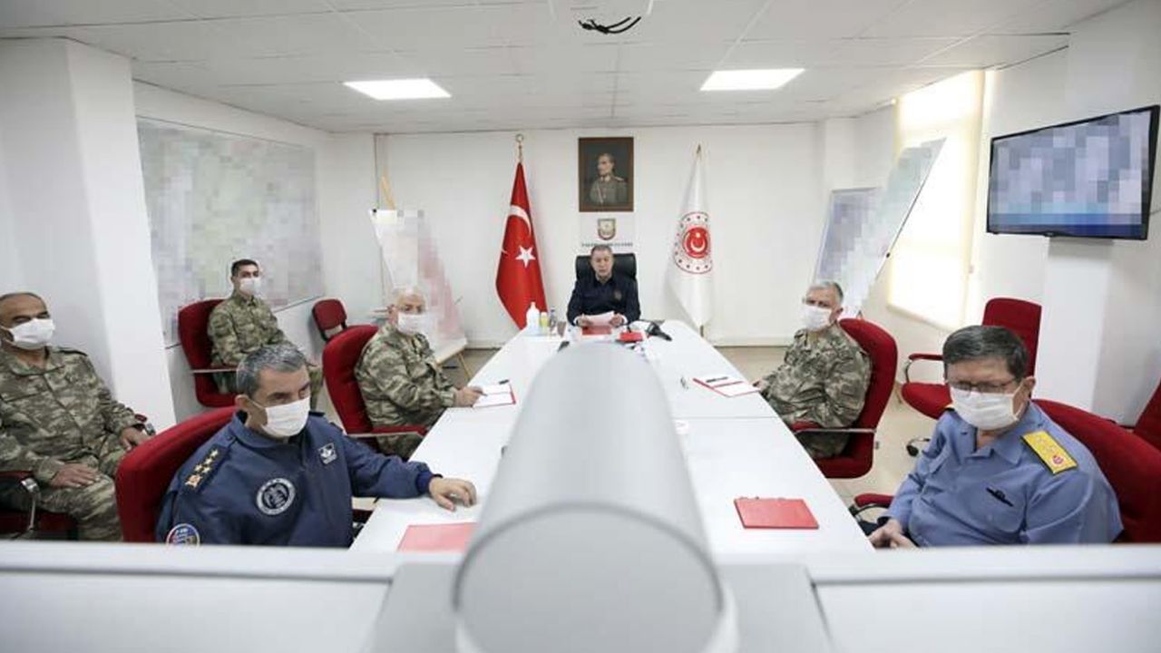 Son dakika... Bakan Akar ve TSK'nin komuta kademesinden sınır hattında bayram 9