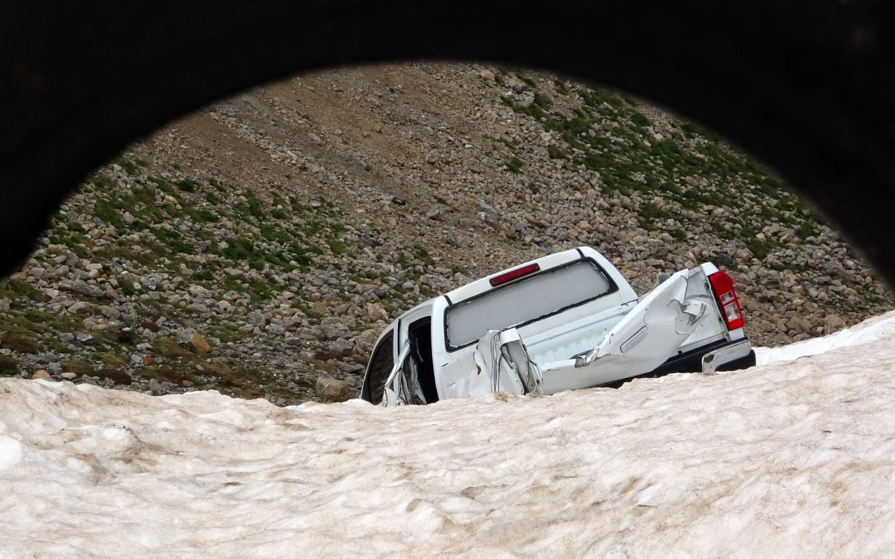 Van'da karlar eridi, kar altında kalan araçlar ortaya çıktı 6