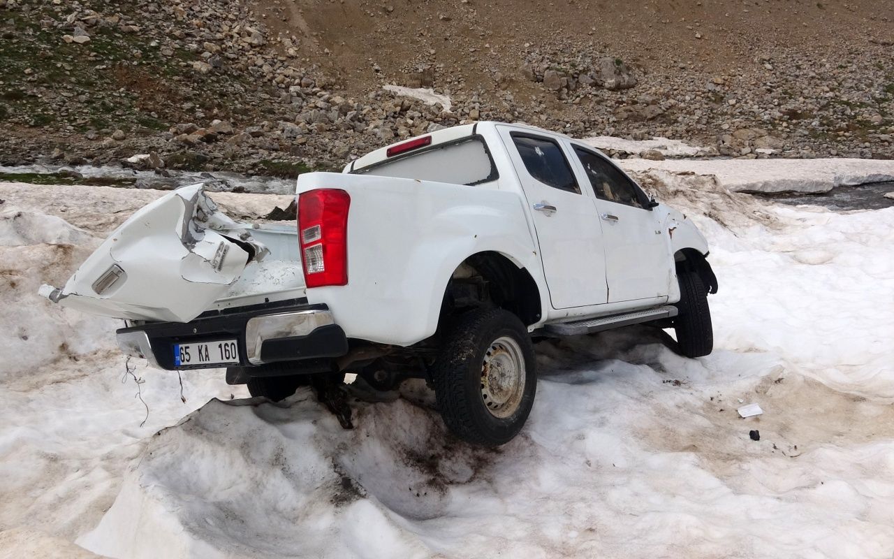 Van'da karlar eridi, kar altında kalan araçlar ortaya çıktı 7