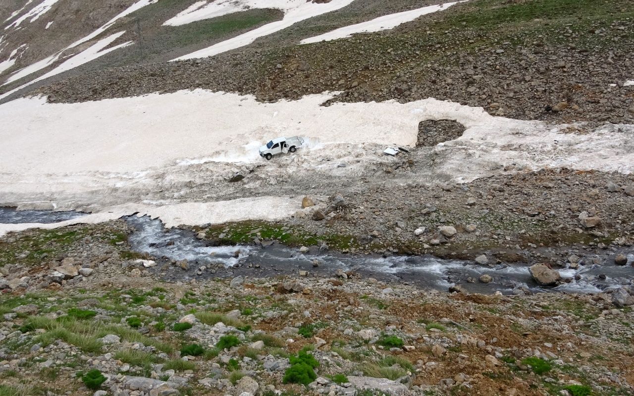 Van'da karlar eridi, kar altında kalan araçlar ortaya çıktı 8