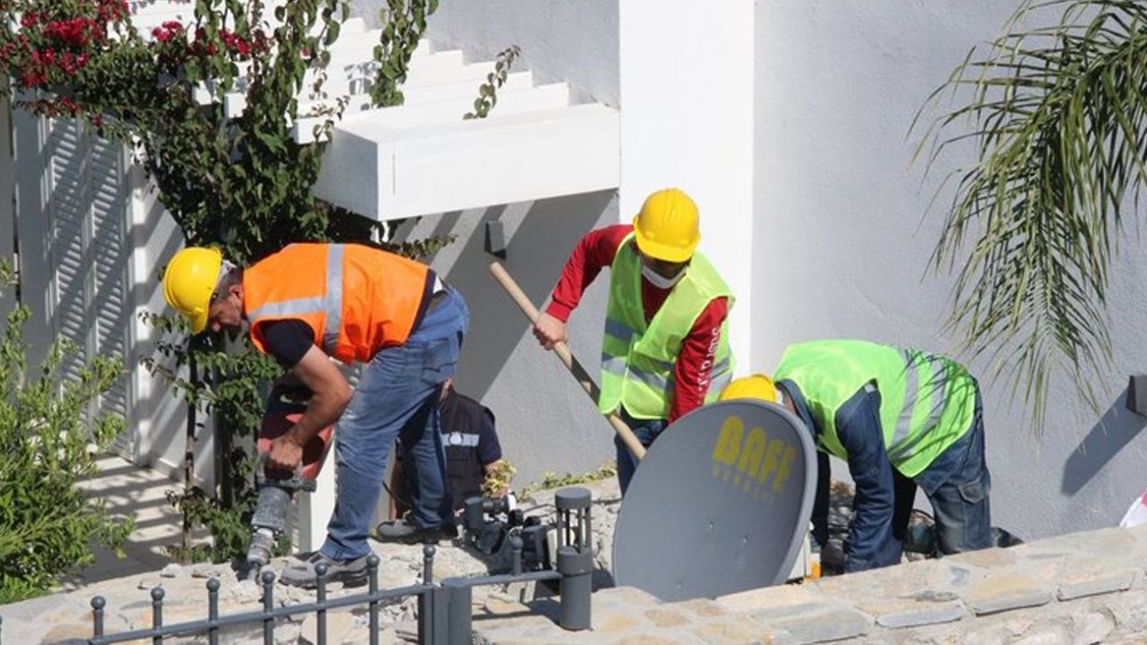 Son dakika... Yılmaz Özdil'in villasında yıkım başladı! İşte ilk kareler 14
