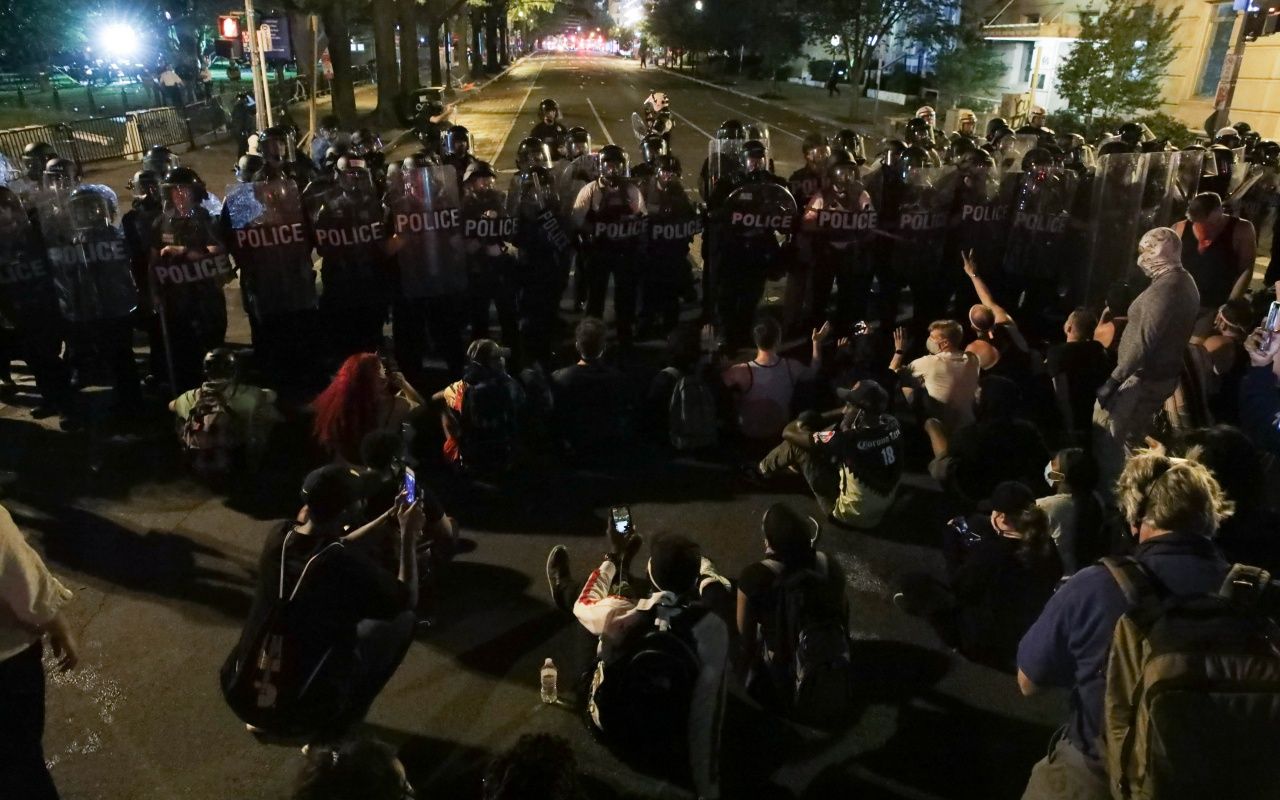 'Trump sığınağa götürüldü' iddiası 42