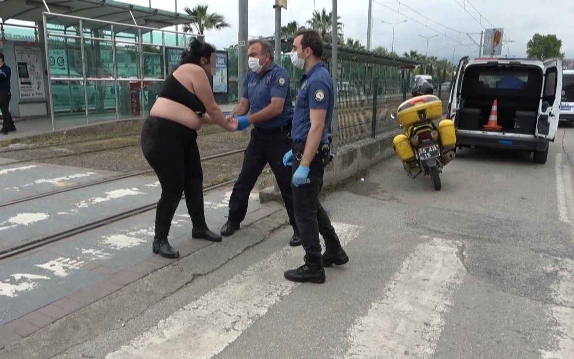 Yarı çıplak yola atladı, trafiği altüst etti! 5