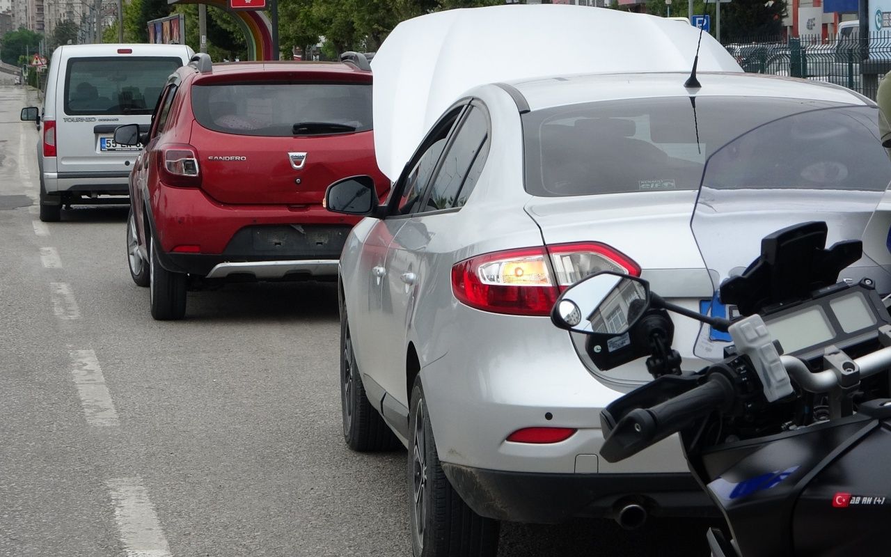 Yarı çıplak yola atladı, trafiği altüst etti! 3