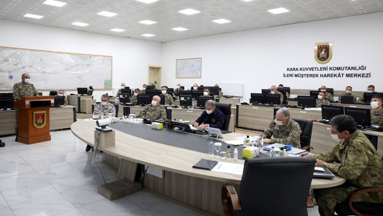 Akar ve komutanlar sınırda 15