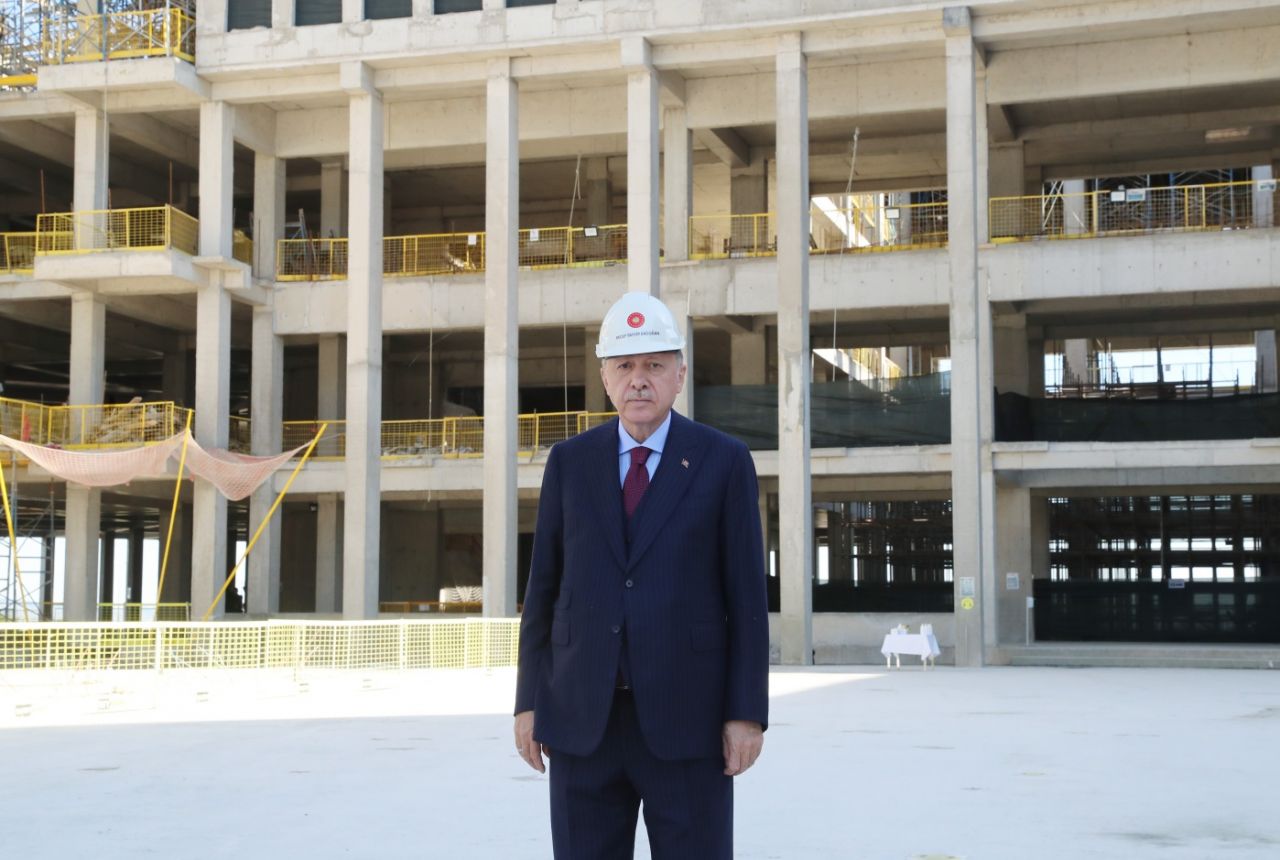Bareti giyip inşaatları denetledi... 1