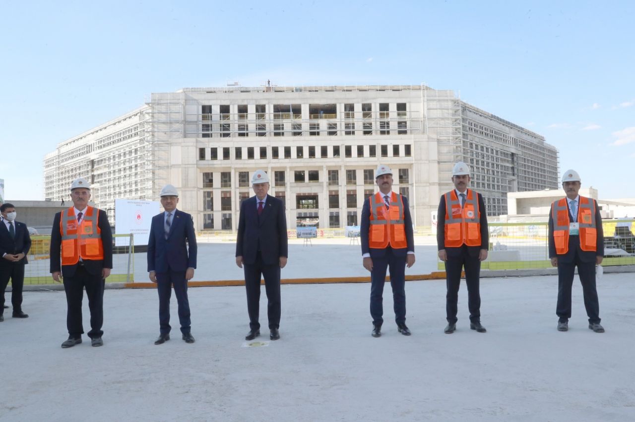 Bareti giyip inşaatları denetledi... 6
