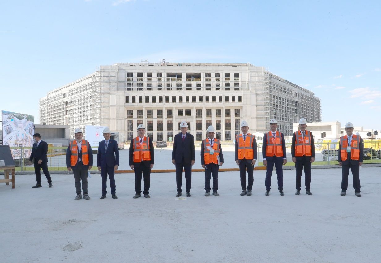 Bareti giyip inşaatları denetledi... 7