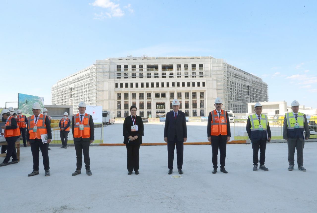 Bareti giyip inşaatları denetledi... 8