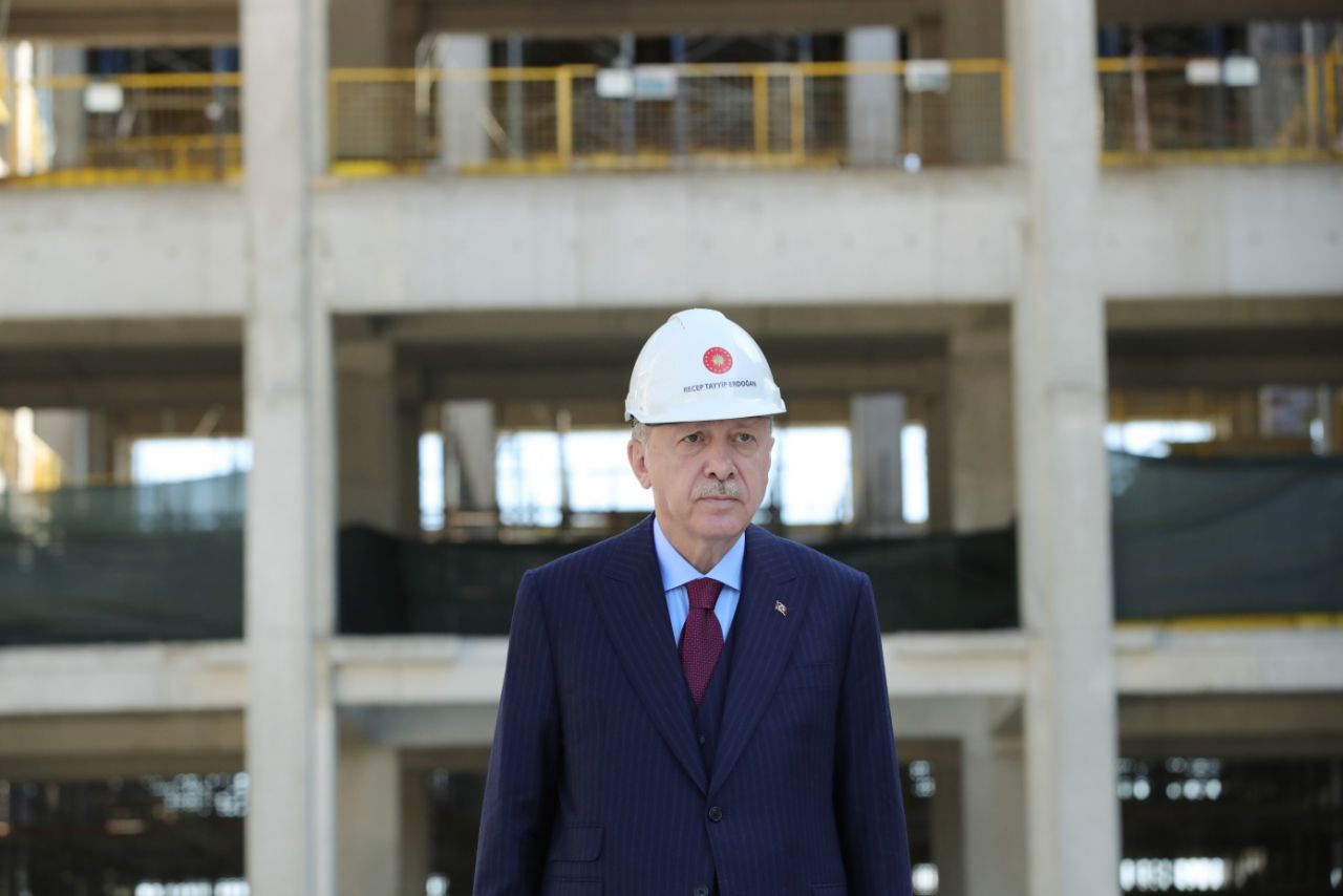 Bareti giyip inşaatları denetledi... 11