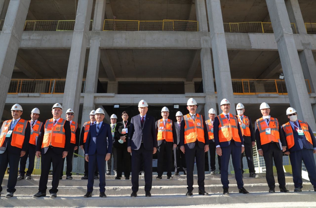 Bareti giyip inşaatları denetledi... 3