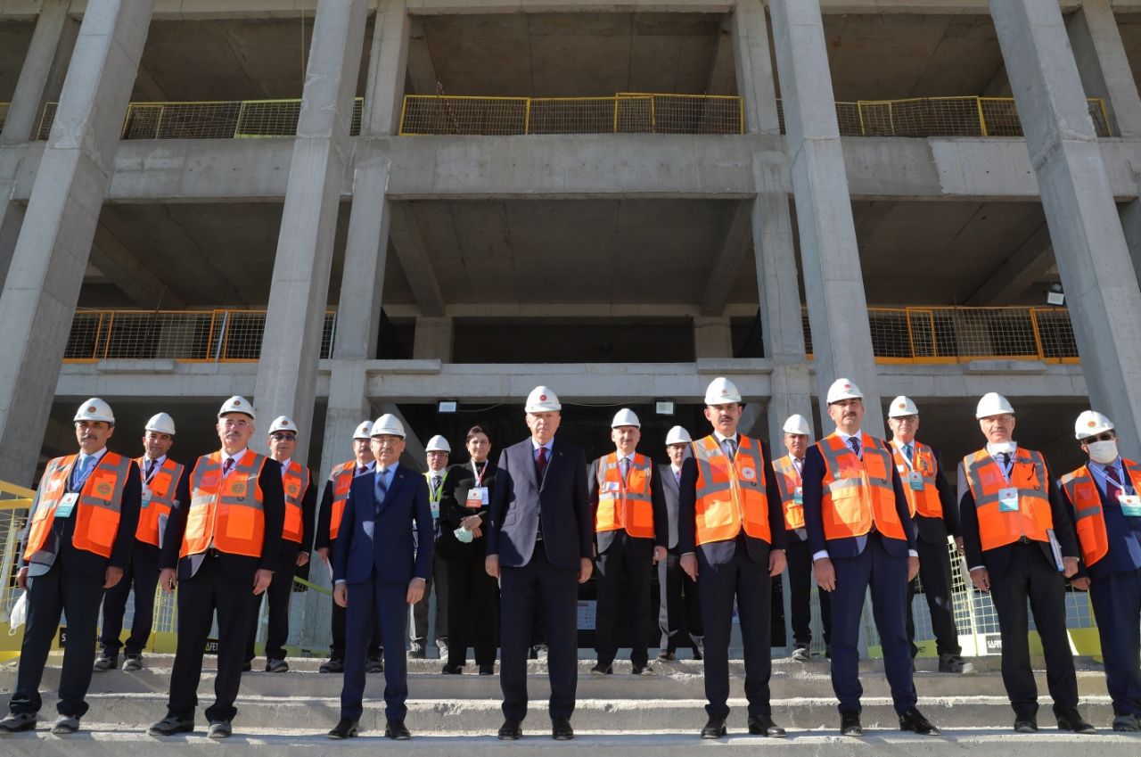 Bareti giyip inşaatları denetledi... 4