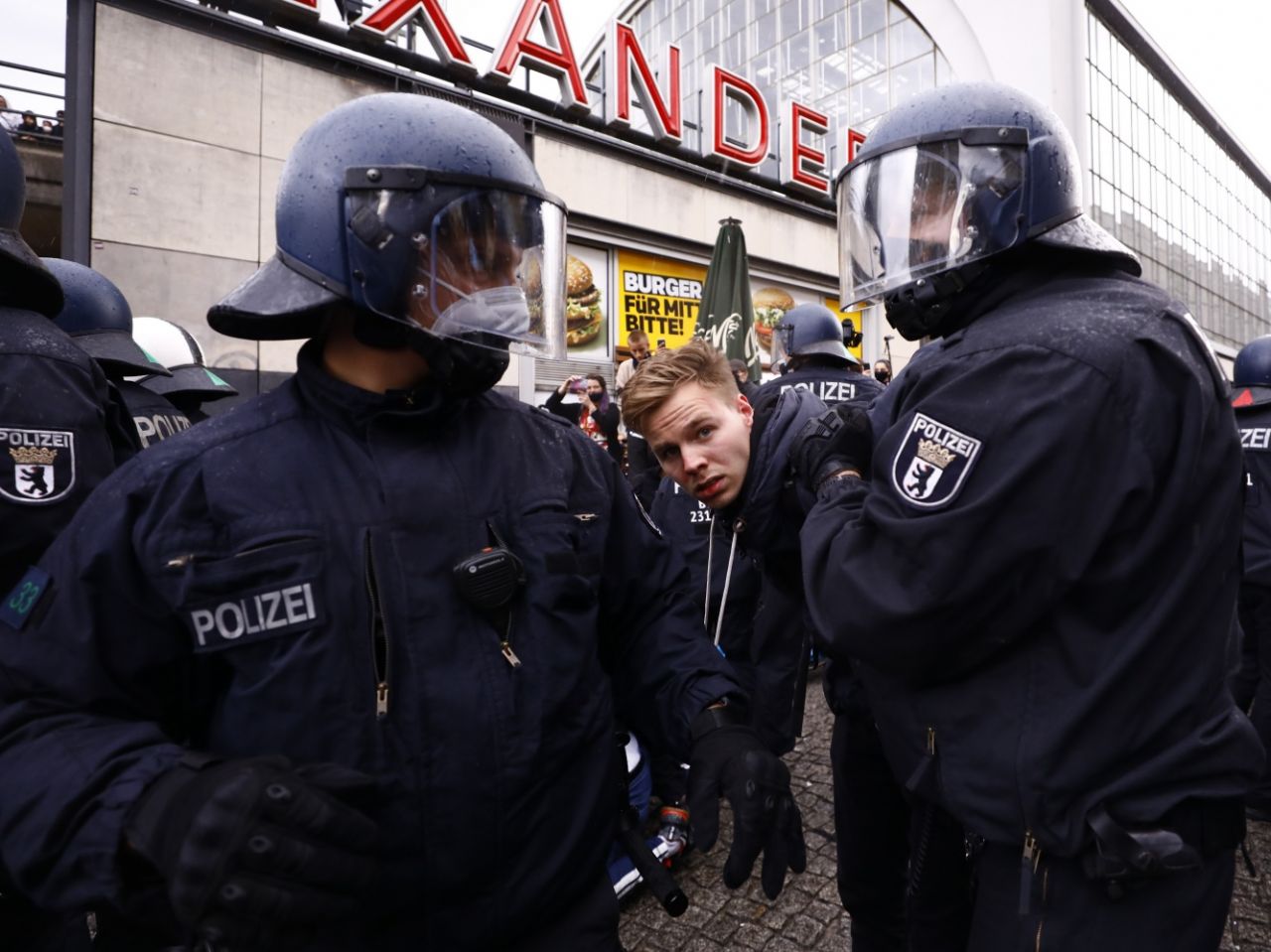 Floyd gösterisine polis müdahale etti 15