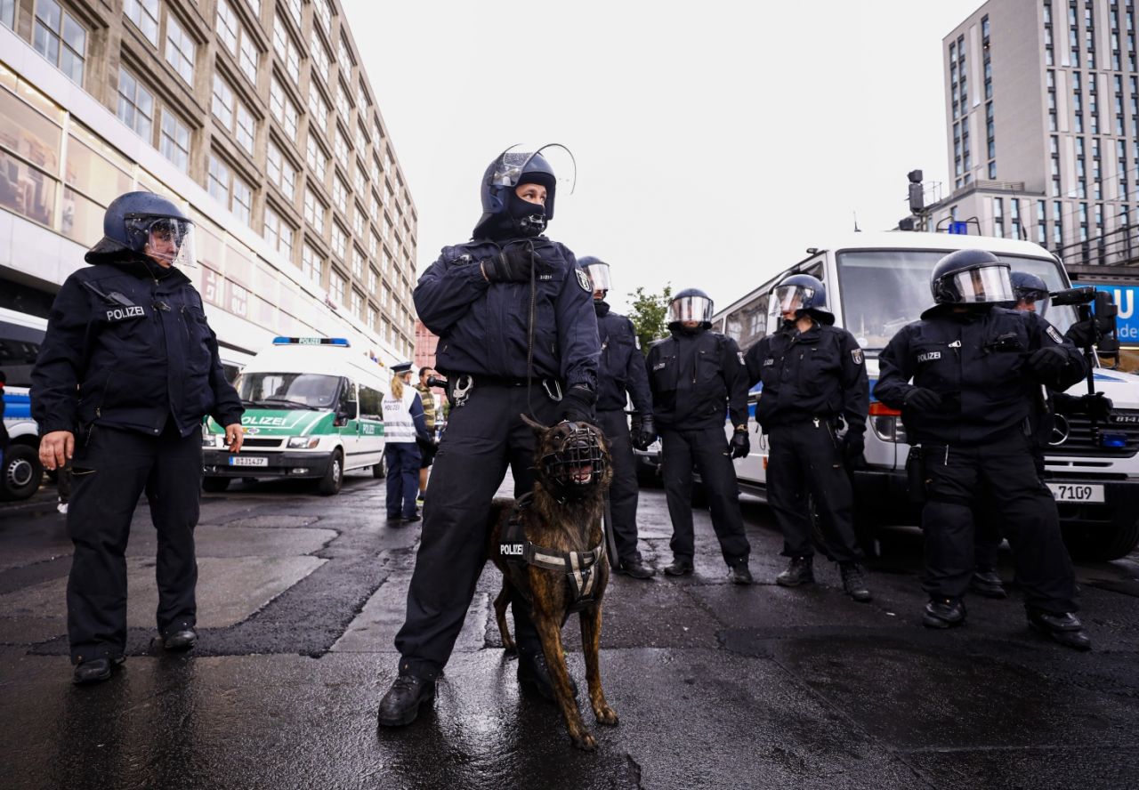 Floyd gösterisine polis müdahale etti 21