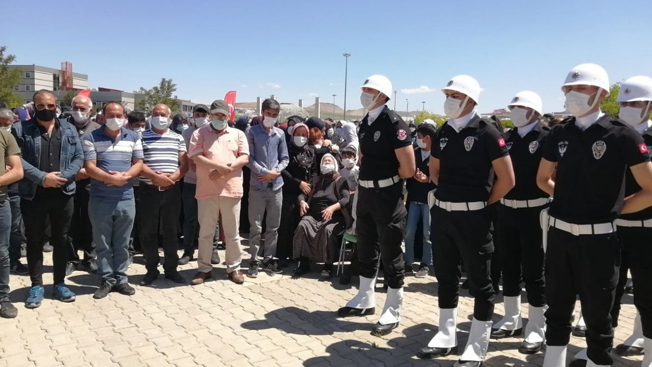 Son dakika... Hain saldırıda şehit düşen işçiler için düzenlenen törende gözyaşları sel oldu 13