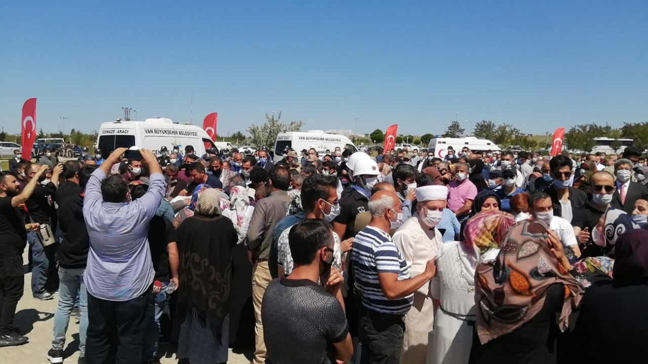 Son dakika... Hain saldırıda şehit düşen işçiler için düzenlenen törende gözyaşları sel oldu 5