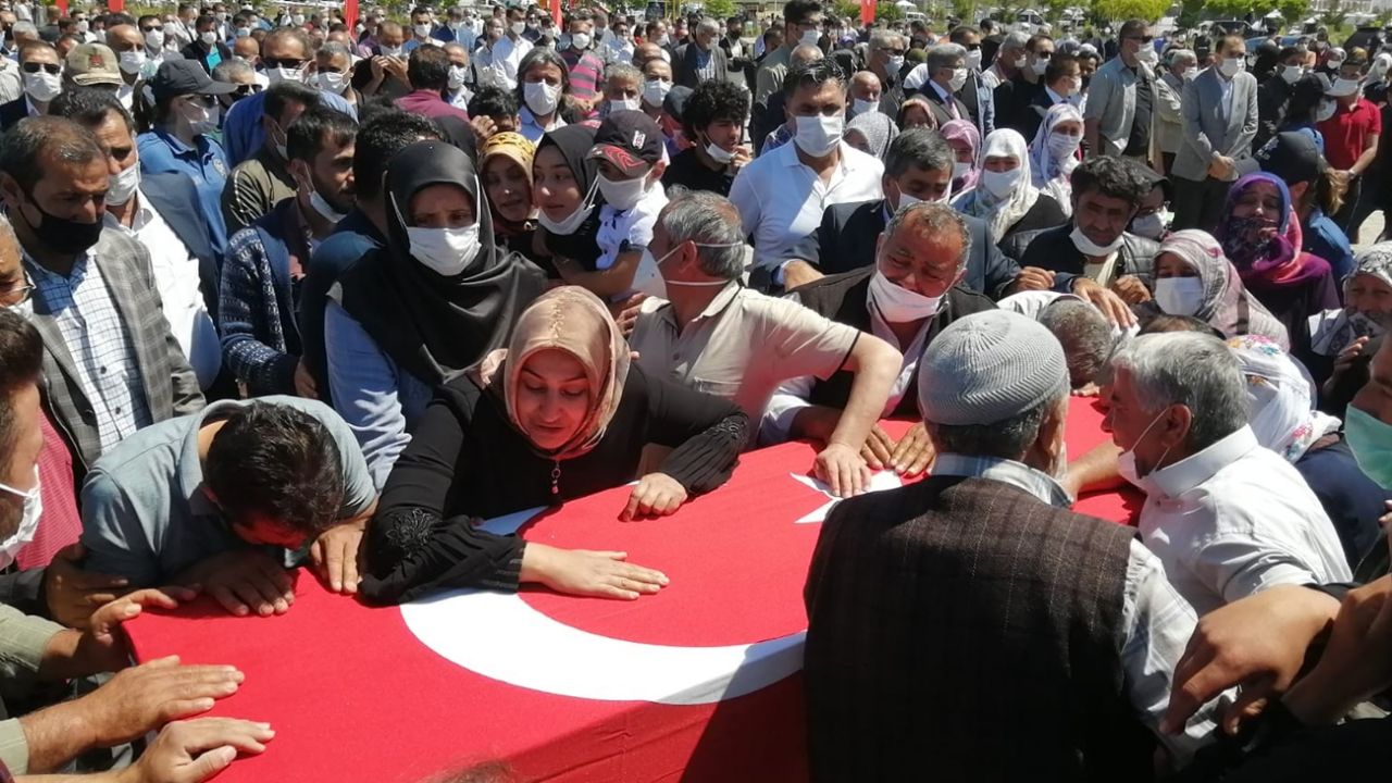 Son dakika... Hain saldırıda şehit düşen işçiler için düzenlenen törende gözyaşları sel oldu 6