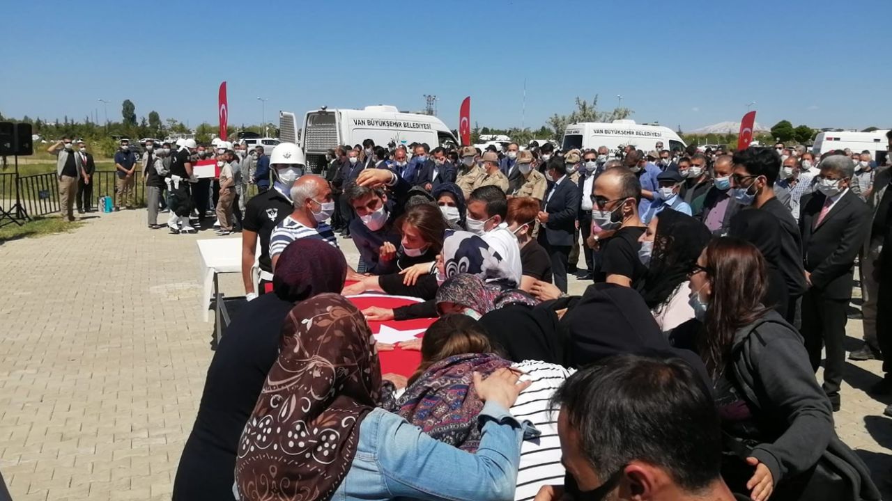 Son dakika... Hain saldırıda şehit düşen işçiler için düzenlenen törende gözyaşları sel oldu 7