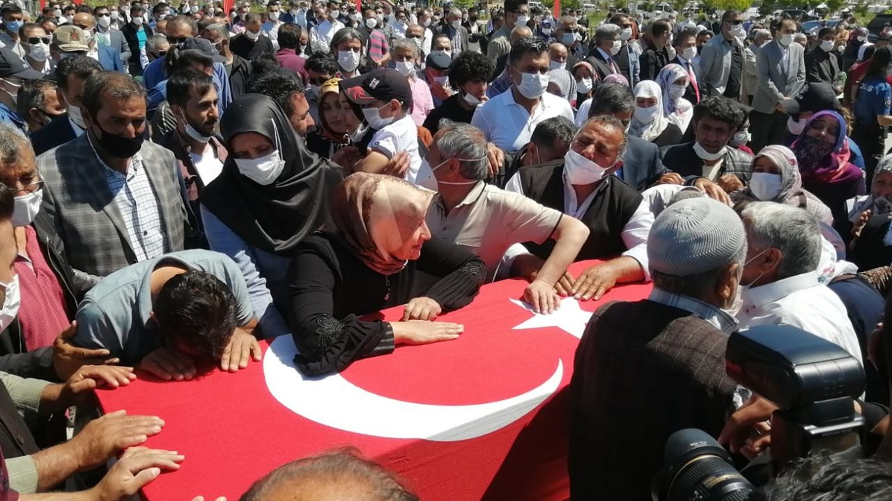 Son dakika... Hain saldırıda şehit düşen işçiler için düzenlenen törende gözyaşları sel oldu 8