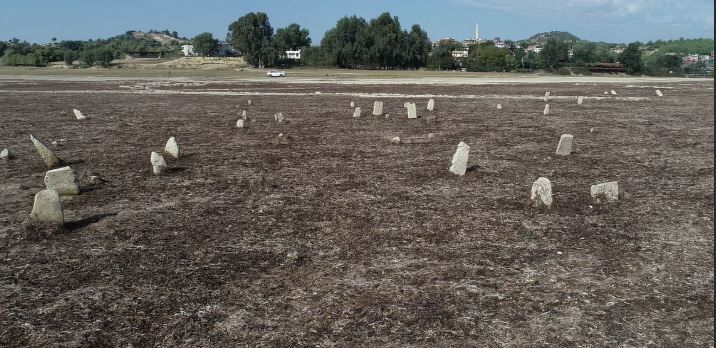 Adana'da su altında kalan mezara sandalla gidip dua ettiler 9