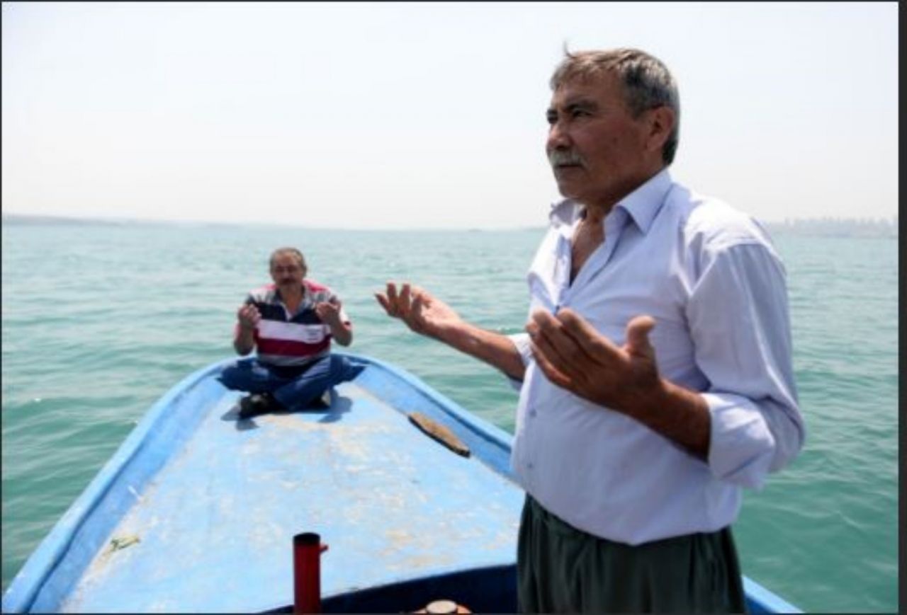 Adana'da su altında kalan mezara sandalla gidip dua ettiler 2