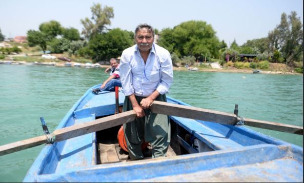 Adana'da su altında kalan mezara sandalla gidip dua ettiler 3