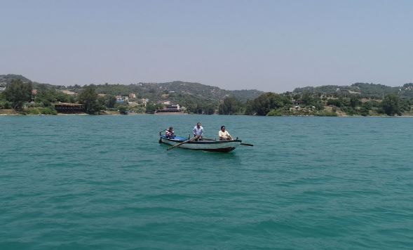 Adana'da su altında kalan mezara sandalla gidip dua ettiler 5