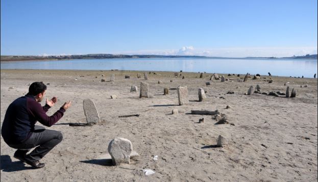 Adana'da su altında kalan mezara sandalla gidip dua ettiler 7