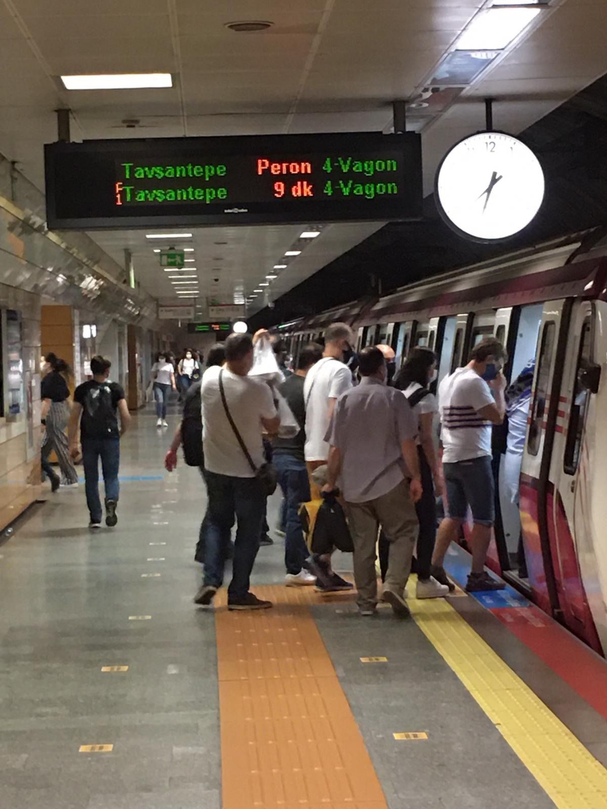 İstanbul Metrosu'ndan skandal kareler! 4