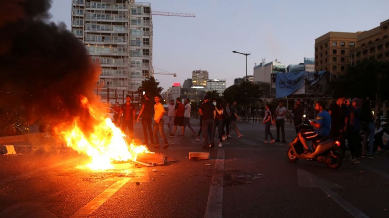 Son dakika... Lübnan'da protestocular Merkez Bankası'na girmeye çalıştı 1