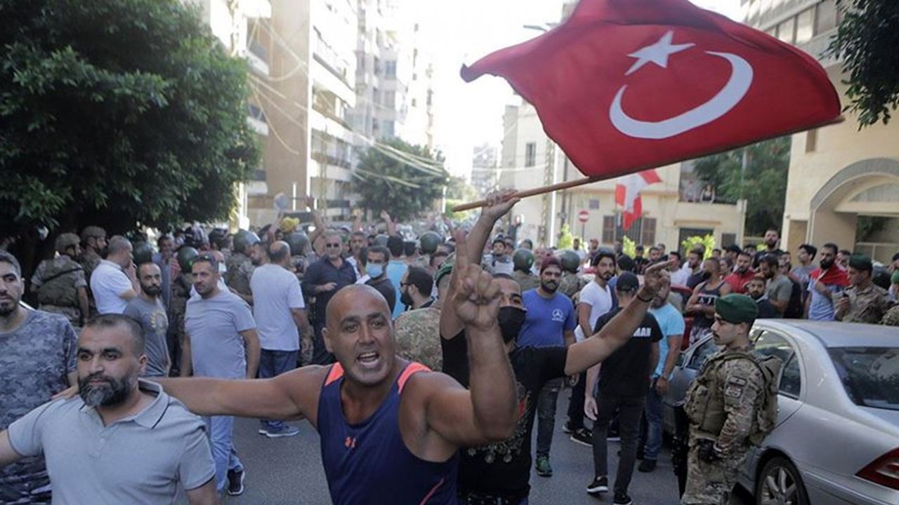 Son dakika... Lübnan'da protestocular Merkez Bankası'na girmeye çalıştı 9