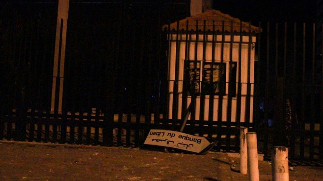 Son dakika... Lübnan'da protestocular Merkez Bankası'na girmeye çalıştı 2